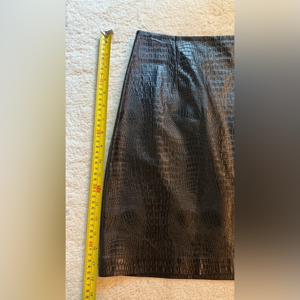 Dynamite Black Crocodile-Embossed faux mini Skirt - Picture 5 of 8
